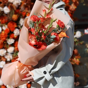 Букет "На закате дня" из гладиолусов, калл, гиперикума и диантусов в Куровском