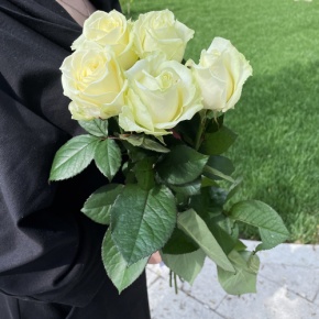 Букет из 5 белых роз (70 см) в Куровском