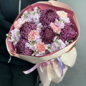 Букет "Софи" из хризантем Бигоуди, диантусов и ароматных маттиол в Куровском