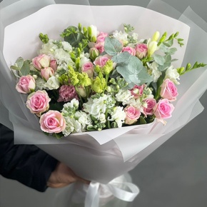 Букет "Особый случай " из ароматных маттиол, фрезий и кустовых роз в Куровском