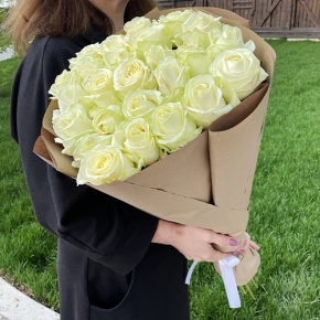 Букет из 25 белых роз в крафте (70 см) в Куровском