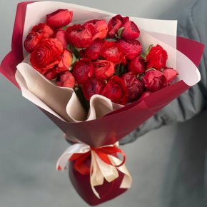 Букет из 21 красного ранункулюса в Куровском