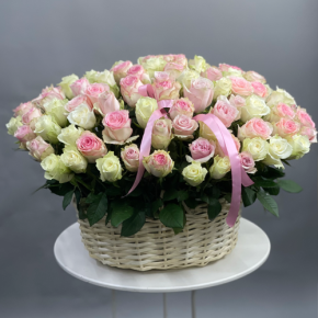 Композиция в корзине из 101 кенийской розы пастельный микс (40 см) в Куровском
