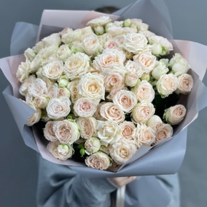 Букет "Кремовый микс" из 25 кустовых роз (50 см) в Куровском