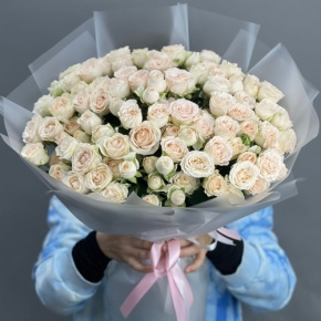 Букет из 35 кремовых кустовых роз (50 см) в Куровском