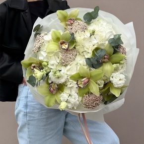 Букет "Эдем" из гортензии, орхидей, эустом, эвкалипта и озатамнуса в Куровском
