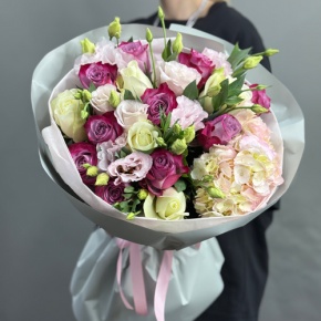 Букет из роз, гортензии и эустом в Куровском