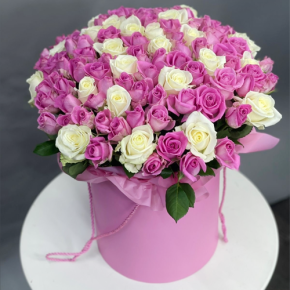 Композиция в шляпной коробке из 151 розы кения микс в Куровском