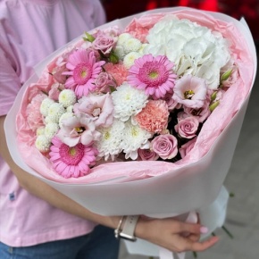 Букет "Розовые облака" из хризантемы, кустовых роз, диантусов, гортензии и эустом в Куровском