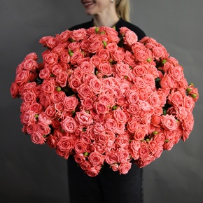 Букет из 39 коралловых кустовых роз (50 см) в Куровском