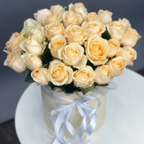 Композиция в шляпной коробке из 35 кремовых кенийских роз в Куровском