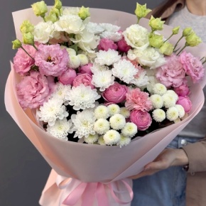 Букет "Задыхаюсь от нежности" из хризантемы, кустовых пионовидных роз, диантусов и эустом в Куровском