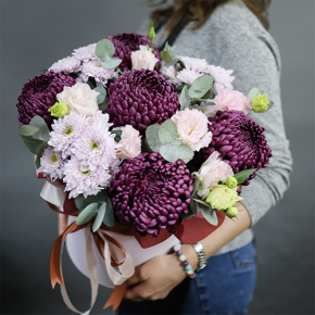 Композиция в шляпной коробке "Наденька" из хризантем Бигоуди, эустом и эвкалипта в Куровском