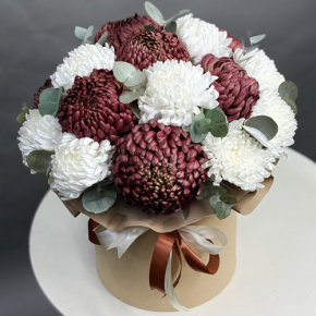 Композиция в шляпной коробке из 19 хризантем  в Куровском