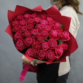 Букет из 35 малиновых роз Шангрила (50 см) в Куровском