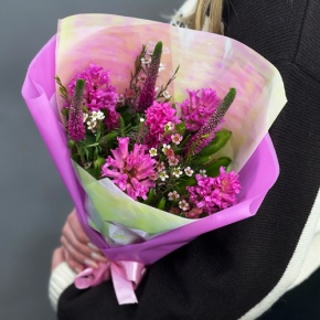 Букет "Вспышка" из гиацинтов, хамелациума и вероники в Куровском