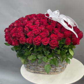Композиция в корзине из 101 красной розы в Куровском