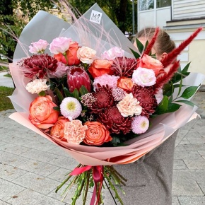 Букет "Каркаде" из хризантем Бигоуди и Момоко, роз Эквадор Кахала, озатамнуса,  эустом, протеи, и диантусов в Куровском