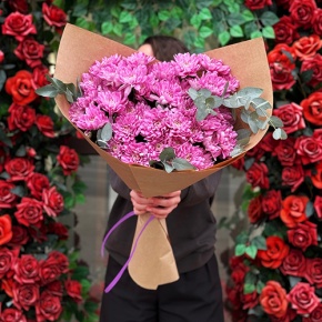 Букет  "Гармония" из 7 хризантем с эвкалиптом в Куровском