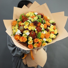 Букет "Осенние грёзы" из лейко, роз, фрезий, скиммии, молюцеллы и лейко в Куровском