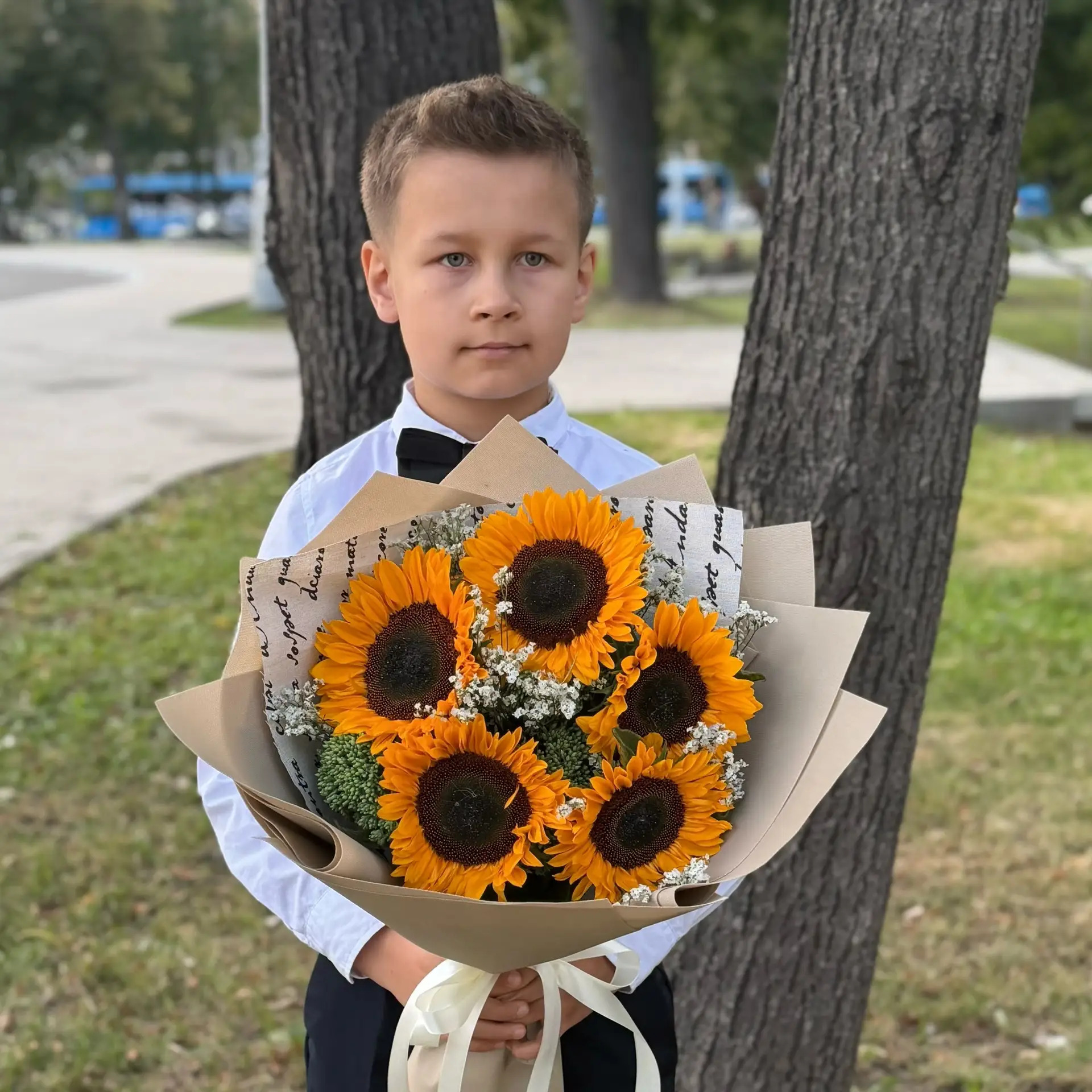 Букет на 1 сентября из 5 подсолнухов и лимониума в Куровском