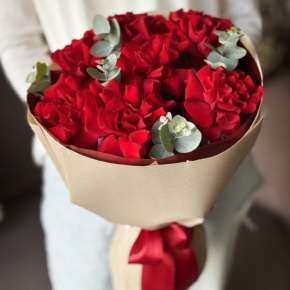 Букет "Красная пантера" из 7 роз Эквадор и эвкалипта в Куровском