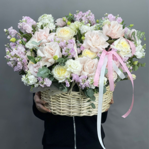 Композиция в корзине из роз Эквадор и ароматных маттиол в Куровском