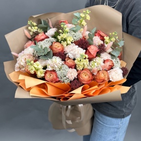Букет "Татьяна" из маттиол, гортензий, роз Эквадор Кахала, диантусов, скиммии и озатамнуса в Куровском