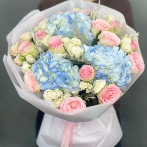 Букет "Легкий ветерок" из роз, конифера и гортензий в Куровском