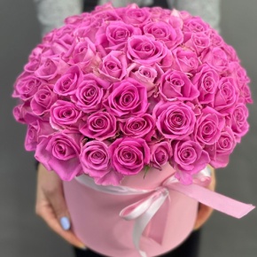 Композиция в шляпной коробке из 71 кенийской розы в Куровском
