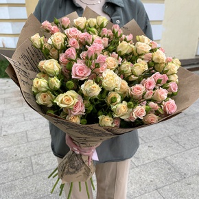 Букет из 19 кустовых роз в крафте (60 см) в Куровском