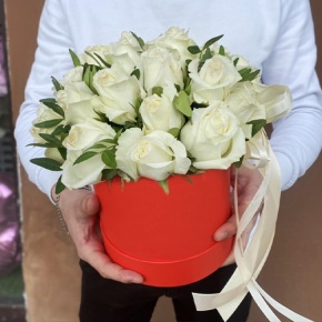 Композиция в шляпной коробке из 25 белых роз в Куровском