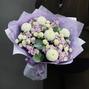 Букет "Ванила" из хризантем сантини, Момоко, эвкалипта и ароматных маттиол в Куровском