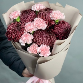Букет из хризантем Бигоуди и розовых диантусов в Куровском