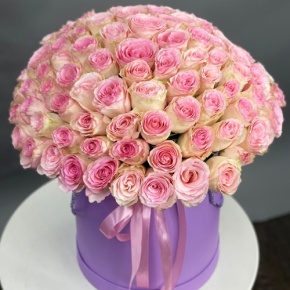 Композиция в шляпной коробке из 151 розы кения в Куровском