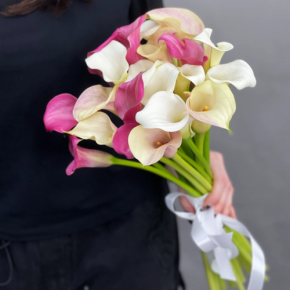 Букет из 21 каллы микс в Куровском