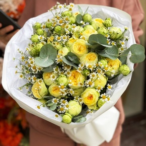 Букет "Иветта" из лимонных пионовидных кустовых роз и ромашек в Куровском