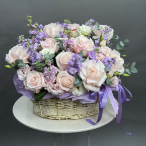 Композиция в корзине из французских роз и ароматных маттиол в Куровском
