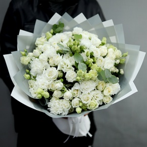 Букет "Маскарпоне" из роз, диантусов, эустом и гиперикума в Куровском