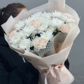 Букет из хризантем и диантусов пудра в Куровском