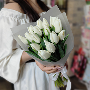 Букет из 15 белых тюльпанов в Куровском