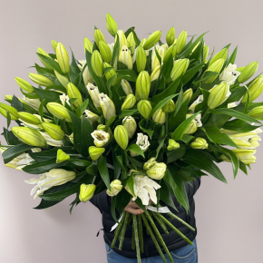 Объемный букет из 27 ароматных белых лилий в Куровском