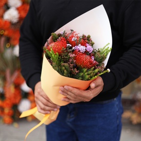 Букет "Капс" из лейко и экзотики в Куровском