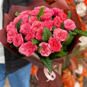 Букет из 25 махровых пионовидных роз Риджентс парк  (60 см) в Куровском