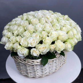 101 белая роза в корзине (40 см) в Куровском