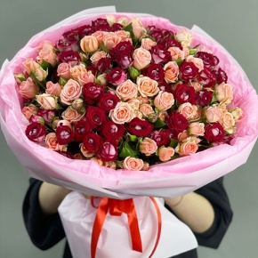 Букет "Рубиновый гранит" из 35 кустовых роз микс (50 см) в Куровском