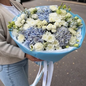Букет "Голубые облака" из хризантемы, диантусов, Голландской гортензии, дельфиниума и эустомы в Куровском