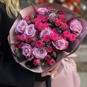 Букет "Малиновый вечер" из кустовых малиновых роз, вероники, лимониума и роз Меритим в Куровском