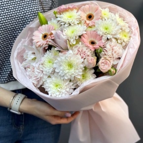 Букет "Дружба" из хризантемы, пионовидной лилии, гербер, диантусов и кустовых роз в Куровском