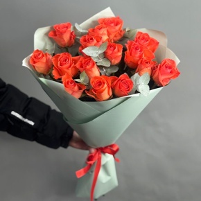 Букет из 15 морковных роз с эвкалиптом (50 см) в Куровском